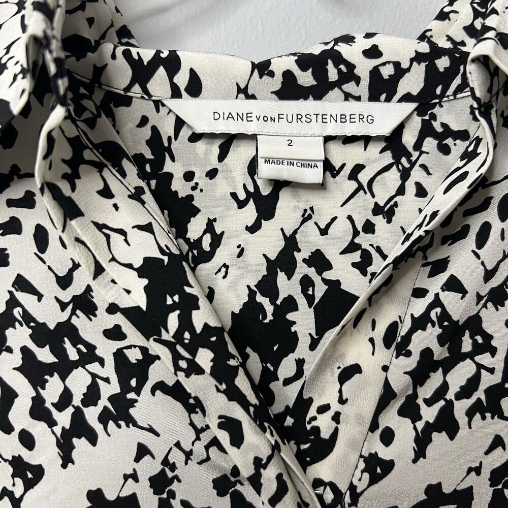 Diane von Furstenberg Women's Silk‎ Button Down Blouse Size 2 Small Snake Print - Picture 4 of 6